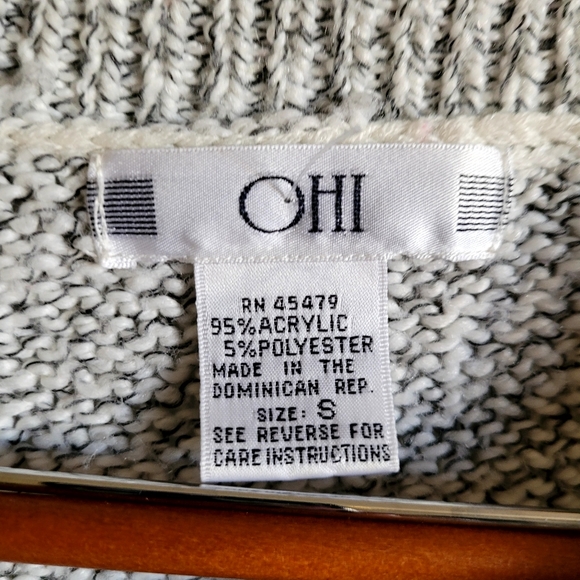 OHI Short Sleeve V Neck with Collar and 1 White Button Sweater NWOT Size Small - Picture 4 of 4